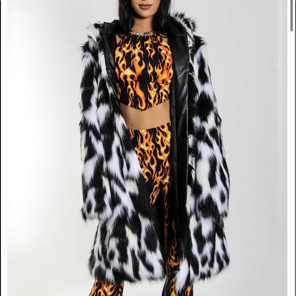 Monochrome Hooded Faux Fur Jacket w/ Pockets & Closures - Picture 2 of 6